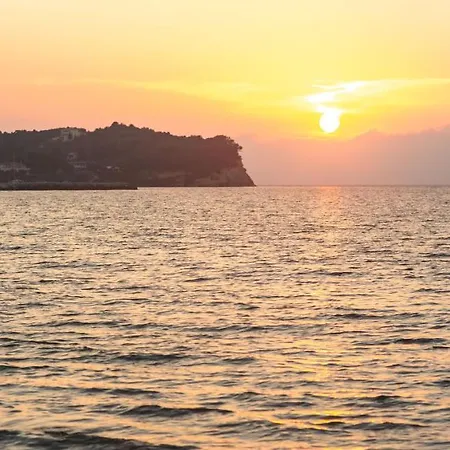 Blue Wave With Pool 100m From The Appartement *